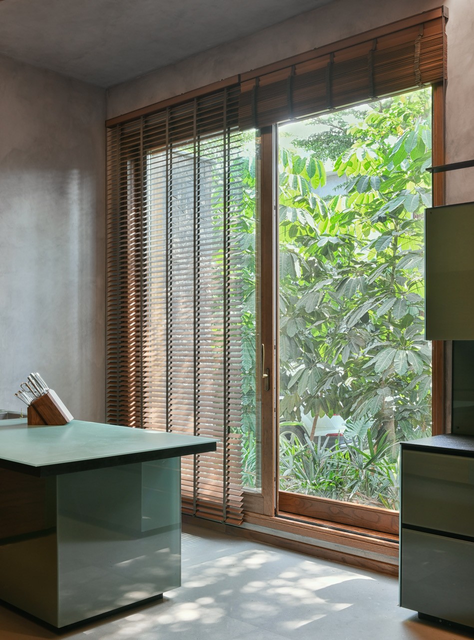 Natural Solid Wood Slide,2/3 track, 39.5mm glass, Natural wood finish color,STD lock, Weather-Resistant.